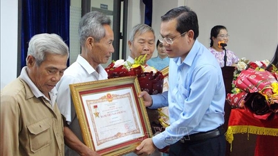 ប្រគល់ឋានន្តរសក្តិជូនមាតាបិតាវៀត ណាម ដល់មាតាទាំង ៨ នៅ Ca Mau