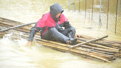 Hundreds of households in Thanh Hoa abandoned their properties and fled the flood at night.
