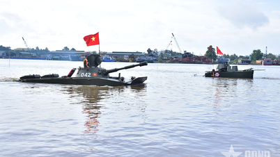 Watch the Armored Corps of Military Region 9 practice driving and swimming