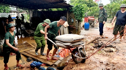 Bac Ninh: Military and police forces support people in moving their belongings due to floods