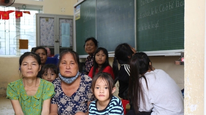 Millions of students in many provinces and cities had to stay home from school due to heavy rains after storm Bualoi.