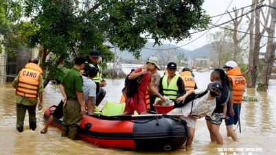 Flood escape season of people outside Lam River dike