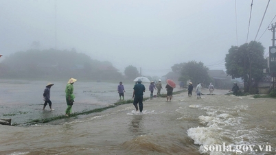 Heavy rain caused flooding and landslides on many roads in Van Ho