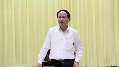 Chairman of the Provincial People's Committee Pham Anh Tuan worked with the Provincial Military Command on the rescue of two fishing boats in trouble at sea.