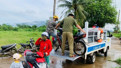 Ham Thanh Commune Police help students cross floodwaters to get to school