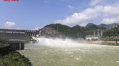 Dos grandes embalses hidroeléctricos en el río Rojo deben descargar agua urgentemente debido a las fuertes lluvias e inundaciones.