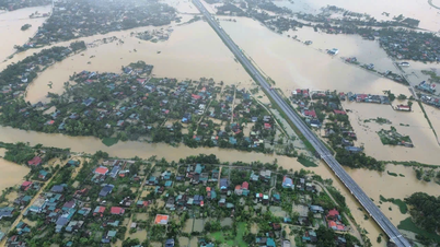 Thanh Hoa: Voda v řece stoupá, zatopeny tisíce domů