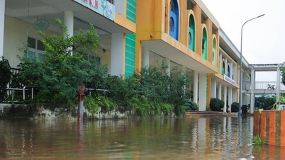 ឃុំ Quoc Oai សាលារៀនជាច្រើនត្រូវបានជន់លិចដោយសារភ្លៀងធ្លាក់ខ្លាំង។