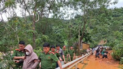 អាជ្ញាធរ​ឃុំ​ជីលូ បាន​នាំ​ស្ត្រី​មាន​ផ្ទៃ​ពោះ​ម្នាក់​នៅ​តំបន់​ទឹក​លិច​មក​សម្រាល​កូន​ដោយ​សុវត្ថិភាព។