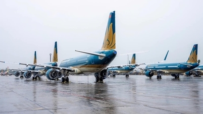Thunderstorms until evening, many flights may not be able to land at Noi Bai