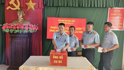 មន្ត្រី និងទាហាននៃកងវរសេនាធំ ២៩២ បរិច្ចាគថវិកាជួយដល់ប្រជាជនគុយបា