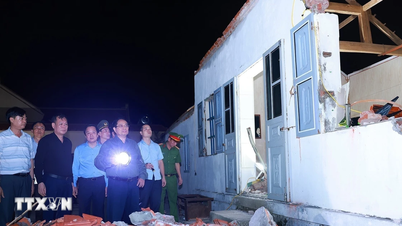 Prime Minister visits people affected by tornado in Ninh Binh