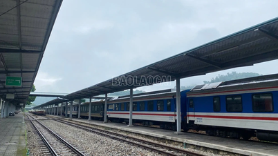 Lao Cai - Hanoi train temporarily suspended due to flood impact