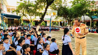 នាយកដ្ឋាន​នគរបាល​ចរាចរណ៍​នៃ​ស្នងការដ្ឋាន​នគរបាល​ខេត្ត Khanh Hoa ៖ ផ្សព្វផ្សាយ​សុវត្ថិភាព​ចរាចរណ៍​នៅ​សាលា​ចំនួន​៤​