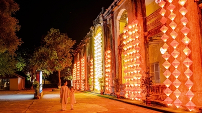 រង់ចាំពិធីបុណ្យពាក់កណ្តាលរដូវស្លឹកឈើជ្រុះនៅព្រះបរមរាជវាំង Hue