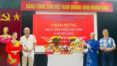 សិល្បករ​ឆាក​ហាណូយ​ប្រារព្ធ​ទិវា​ឆាក​វៀតណាម