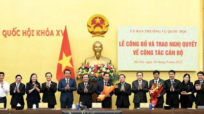 National Assembly Chairman Tran Thanh Man attends the ceremony to announce and present the Resolution of the National Assembly Standing Committee on personnel work.