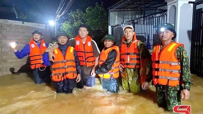 Ứng cứu người dân bị lũ cô lập trong đêm