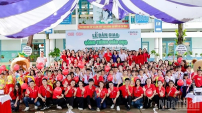 Handing over an educational project worth more than 2.3 billion VND to Dai Son Primary School (Khanh Hoa)