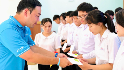Awarding 158 "Van Phong Lights" scholarships