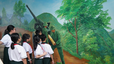 Die Schule ist so schön wie ein Märchen, jede Wand ist eine heroische historische Geschichte.