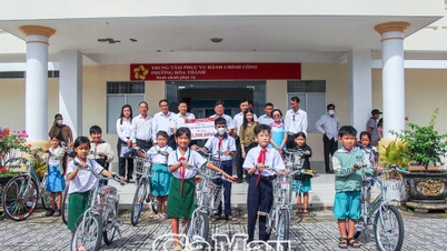 Trao xe đạp tiếp sức học sinh nghèo đến trường