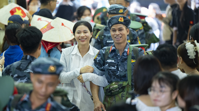 Para prajurit mengucapkan selamat tinggal kepada Hanoi secara emosional setelah lebih dari 100 hari menjalankan misi A80