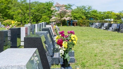 অদ্ভুত কবরে রাখা নৈবেদ্য পান করছেন অতিথিরা, বাসিন্দারা উচ্ছেদের দাবি জানিয়েছেন