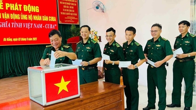 Guarda de Fronteira do Porto de Da Nang faz doações para apoiar o povo cubano