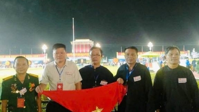 57 délégués ethniques, personnalités prestigieuses et dignitaires religieux éminents ont assisté au défilé pour célébrer le 80e anniversaire de la Révolution d'août et la Fête nationale de la République socialiste du Vietnam.