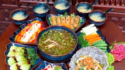 People prefer vegetarian food and votive offerings but there are few customers on the occasion of the 15th day of the 7th lunar month.