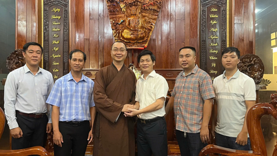 Los líderes del barrio de Phan Rang visitan y entregan obsequios a establecimientos budistas de la zona.