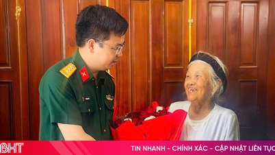 Viettel Ha Tinh mengunjungi dan memberikan hadiah kepada Ibu Pahlawan Vietnam Tran Thi Huyen