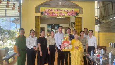 Los líderes del barrio de Cai Khe felicitan al festival de Vu Lan
