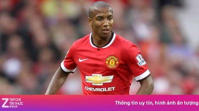 Ashley Young និងឪពុករបស់គាត់បានលេងជាផ្លូវការសម្រាប់ក្រុមតែមួយ