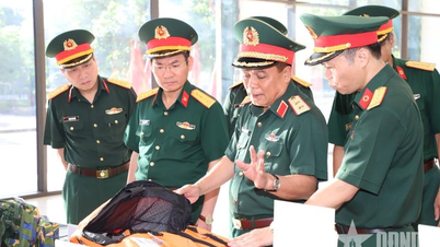 ឧត្តមសេនីយ៍ឯក Tran Minh Duc ត្រួតពិនិត្យវិទ្យាស្ថានធ្វើតេស្ត ស្រាវជ្រាវឱសថ និងបរិក្ខារពេទ្យកងទ័ព