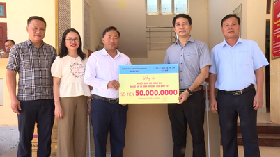 Periódicos, radio, televisión y empresas de Nghe An y Khanh Hoa apoyan al pueblo Nghe An afectado por las inundaciones