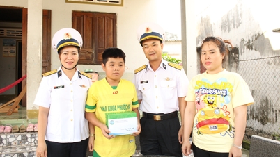 Navy gives new school year gifts to fishermen's children
