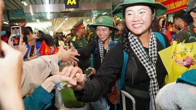 Le soldat A80 est revenu à Ho Chi Minh-Ville et a été chaleureusement accueilli par sa famille et ses amis.