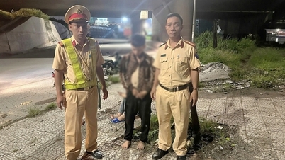 Die Polizei rettete umgehend einen jungen Mann, der in den Fluss Dong Nai gesprungen war, um Selbstmord zu begehen.
