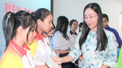 Lebih dari 300 siswa yatim dan kurang mampu mendapat dukungan sebelum tahun ajaran baru.