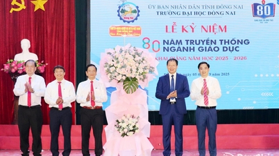 Der Parteisekretär der Provinz, Vu Hong Van, nahm an der Eröffnungszeremonie der Dong Nai-Universität teil und gratulierte.