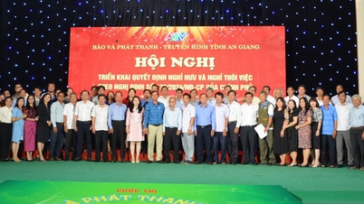 Báo và Phát thanh - Truyền hình tỉnh An Giang trao quyết định nghỉ hưu, nghỉ thôi việc cho 64 viên chức, người lao động