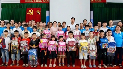 Serikat Perempuan Provinsi Bac Ninh menyebarkan kasih sayang dengan mengantar anak-anak ke sekolah