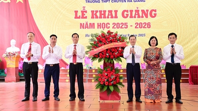 ประธานสภาประชาชนจังหวัดเหงียน วัน เซิน เข้าร่วมพิธีเปิดภาคเรียนใหม่ที่โรงเรียนมัธยมศึกษาเฉพาะทางห่าซาง