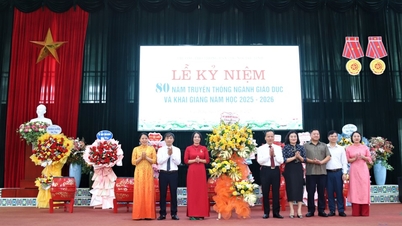 Trưởng Ban Tuyên giáo và Dân vận Tỉnh ủy Nông Thanh Tùng dự lễ khai giảng năm học mới tại Trường Phổ thông Dân tộc nội trú tỉnh