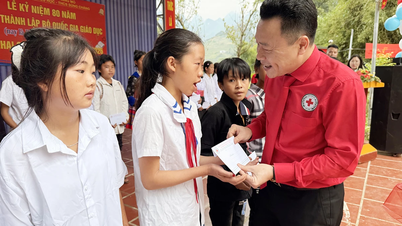 Tuyen Quang صوبے میں نسلی اقلیتی طلباء کو 165 تحائف دینا