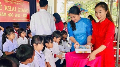 Mulheres de Quang Ngai acompanham alunos no dia da abertura do novo ano letivo