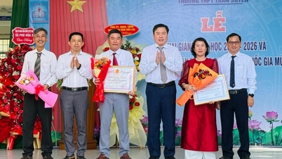 Trường THPT Trần Suyền đón Bằng công nhận đạt chuẩn quốc gia mức độ 2