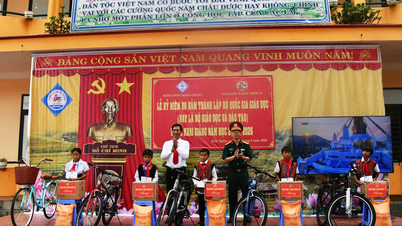 Đoàn Kinh tế - Quốc phòng 79: Trao 210 triệu đồng hỗ trợ học sinh tới trường